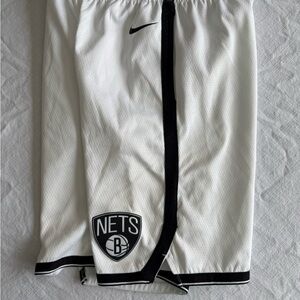 Nike Boys Brooklyn Nets White Basketball Shorts Size Youth Large 14-16